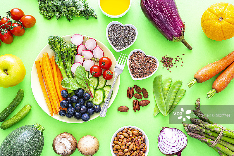 绿色背景上的健康水果和蔬菜图片素材