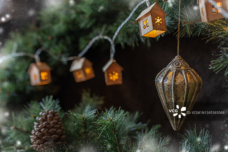 圣诞节的花环用金色的冷杉树装饰。美丽的圣诞背景图片素材