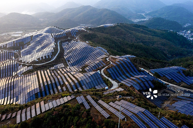 无人机拍摄的起伏山坡上的太阳能发电厂图片素材