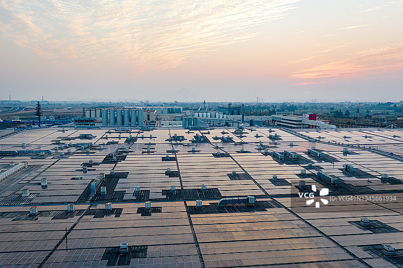 工厂屋顶上的太阳能发电厂鸟瞰图图片素材