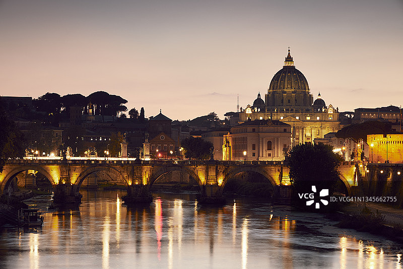 台伯河和圣彼得大教堂的罗马天际线。图片素材