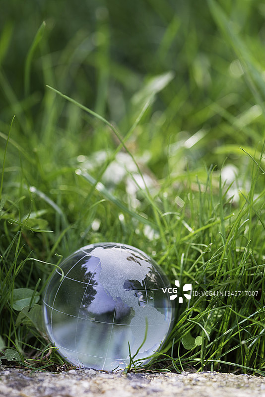草地上的玻璃球图片素材