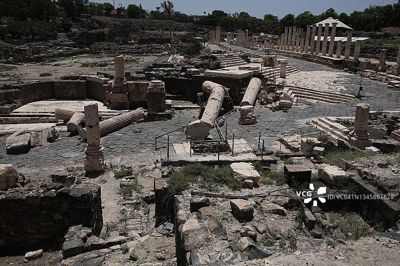 尼法厄姆的废墟，一座罗马神庙和帕拉第乌斯街在贝特希安或锡多波利斯图片素材