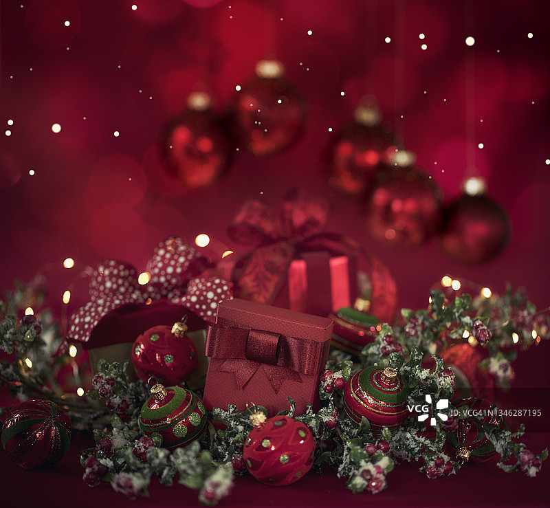 红色背景上的圣诞礼物图片素材