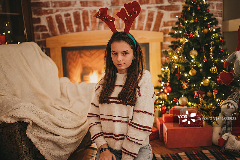 漂亮的少女在家庆祝圣诞节图片素材