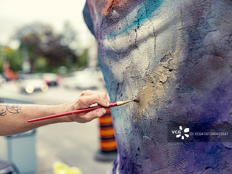 一位年轻的街头雕塑艺术家的手图片素材