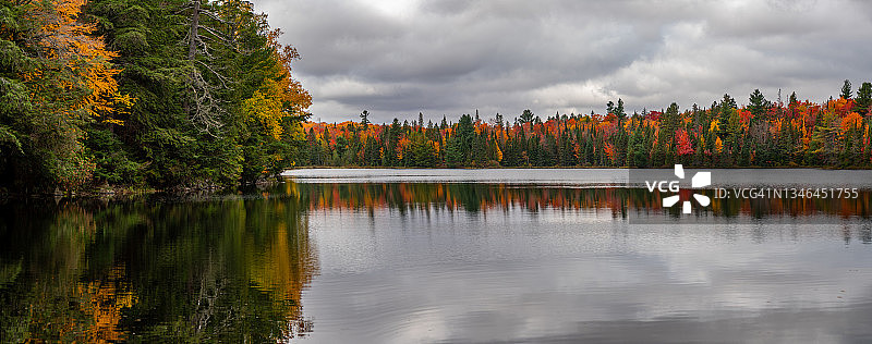 秋天的派克湖小径，阿尔冈昆省公园，安大略省，加拿大图片素材