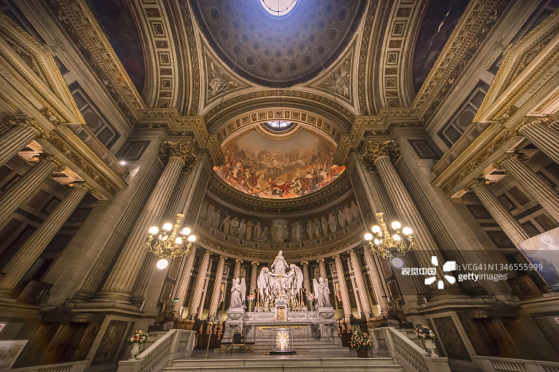 位于法国巴黎的玛德琳教堂内部图片素材