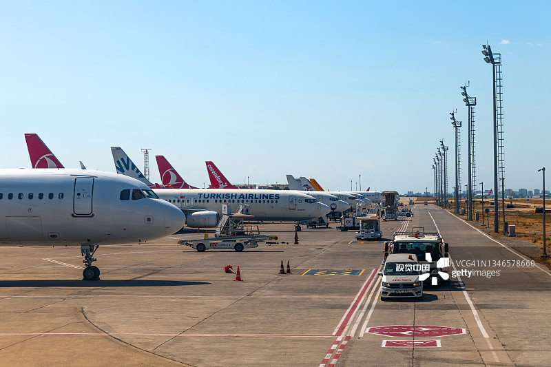 飞机停在土耳其安塔利亚机场图片素材