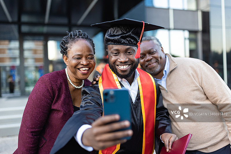 毕业典礼后激动的非裔美国大学毕业生和他的家人图片素材