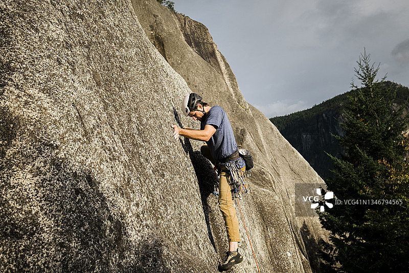 攀岩者在风景优美的地方攀登困难的岩壁图片素材
