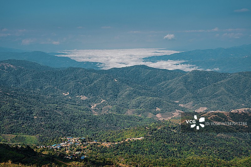 鸟瞰图的雾海山上，清莱，泰国图片素材
