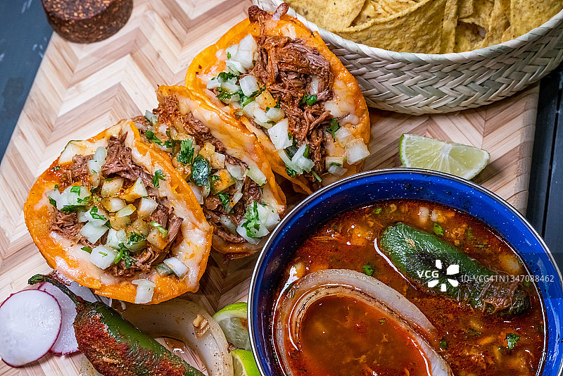 正宗美味的墨西哥薄饼卷和一碗美味的墨西哥消费，汤，安排在木板上图片素材