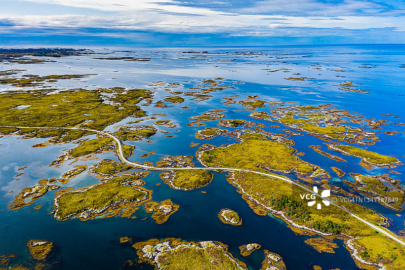 挪威斯莫拉岛上美丽的公路和桥的鸟瞰图。图片素材