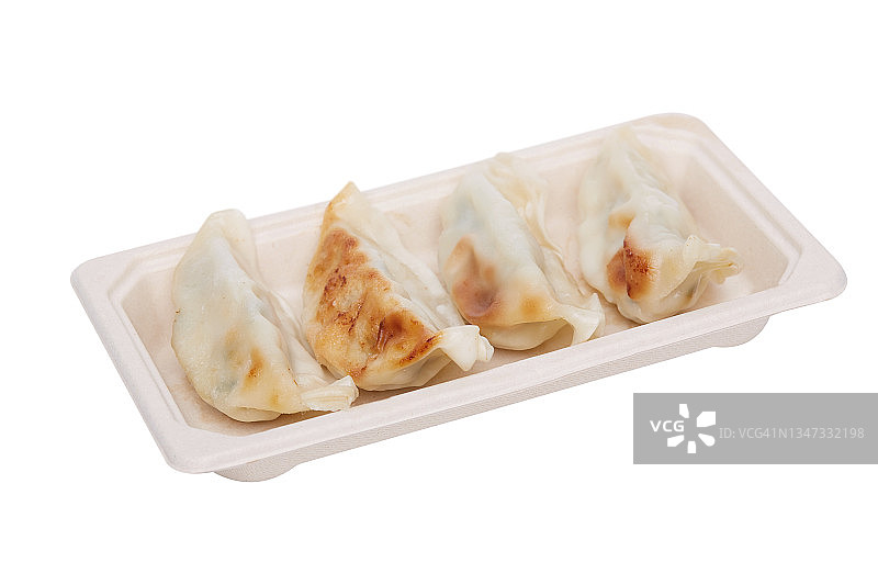 在白色背景上孤立的纸盘里的日式饺子图片素材