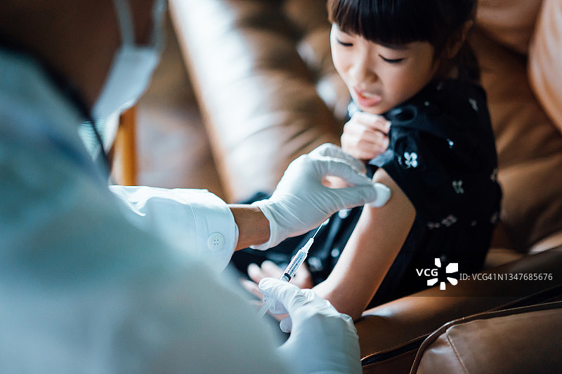 年轻的亚洲女孩正在医疗诊所接种疫苗。疫苗接种和保健概念图片素材