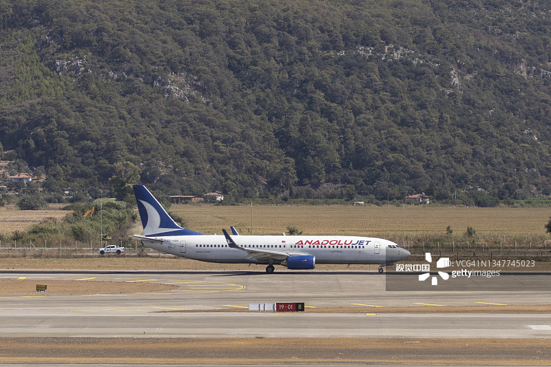 机场有一架阿纳多鲁喷气式飞机。图片素材