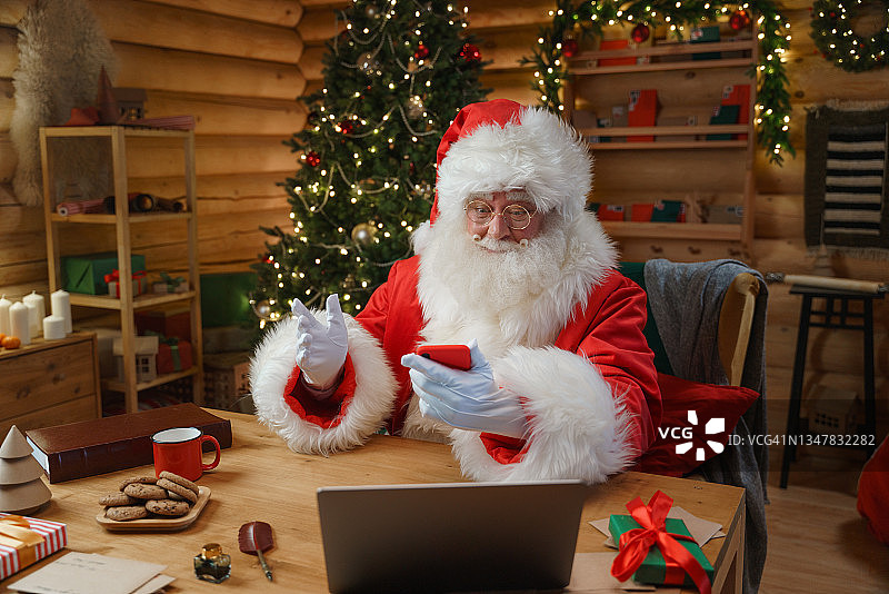 圣诞老人被这一消息惊喜地读到了手机上的短信图片素材
