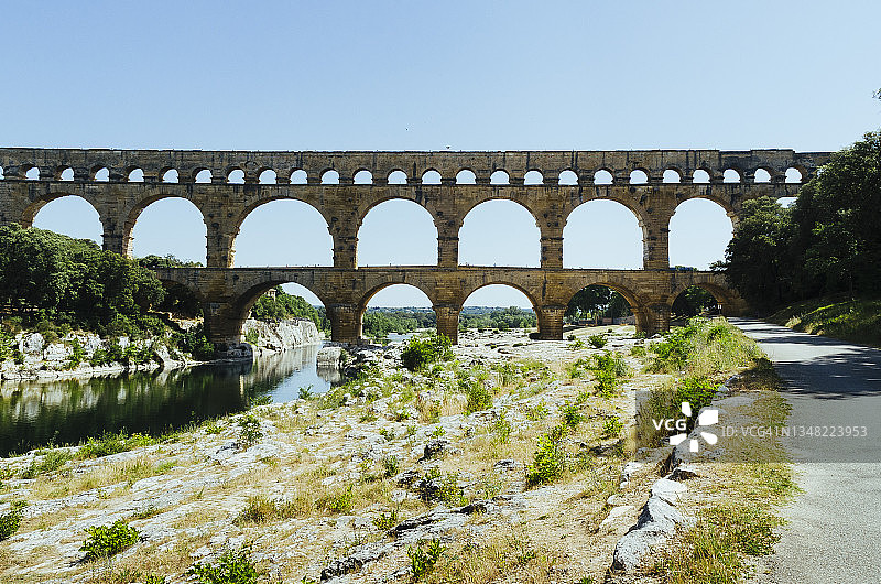 嘉德河和加尔桥，法国南部的古罗马渡槽桥图片素材