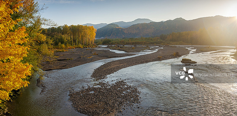 诺萨克河在五彩缤纷的秋天的日出景象。图片素材