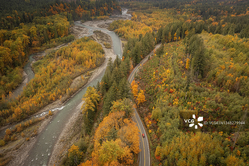 壮丽的诺萨克河谷在秋季的鸟瞰图。图片素材