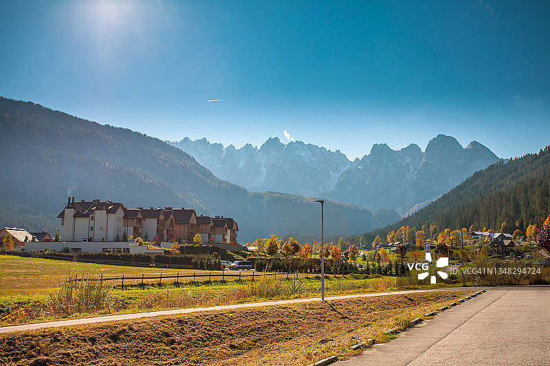 初秋的奥地利阿尔卑斯山村庄图片素材