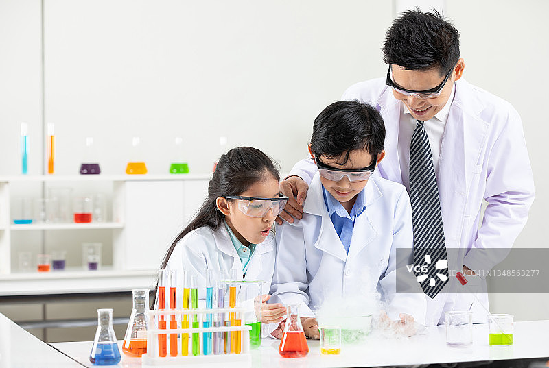 科学老师在实验室教室里和学生们一起做化学实验图片素材