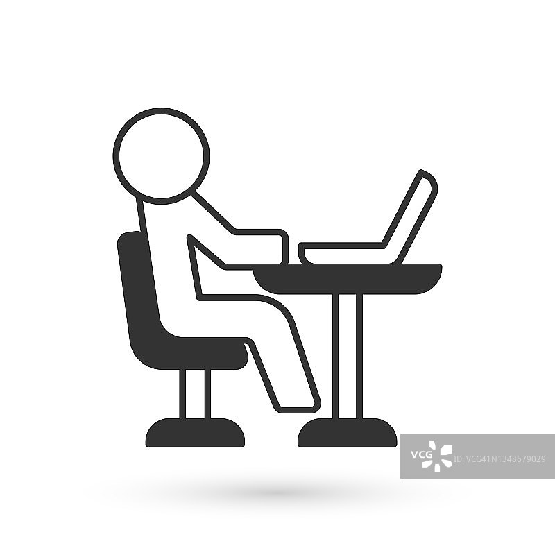 灰色自由职业者图标孤立在白色背景。一个在家里用笔记本电脑工作的自由职业者。在线工作，远程工作的概念。向量图片素材