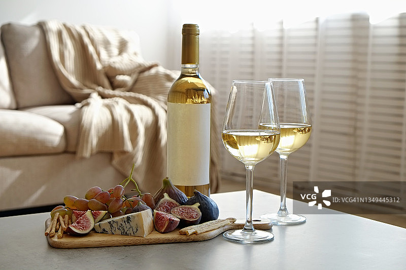 玻璃杯装白葡萄酒。图片素材