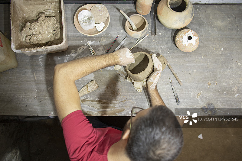 在陶艺工作室用粘土制作陶器图片素材
