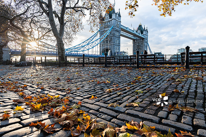 日出景色秋叶在伦敦塔桥-股票照片图片素材