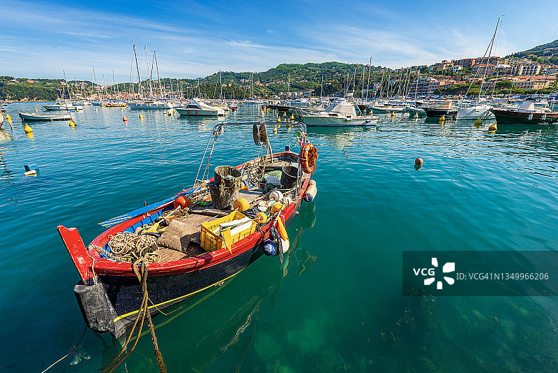 红色和黑色的小渔船停泊在意大利利古里亚的勒里西港口图片素材