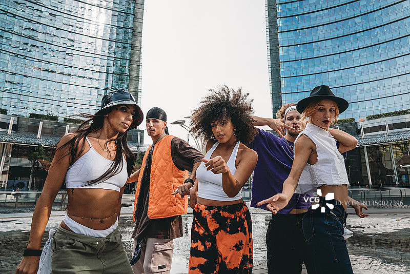 年轻的成年舞者在城市里跳舞图片素材
