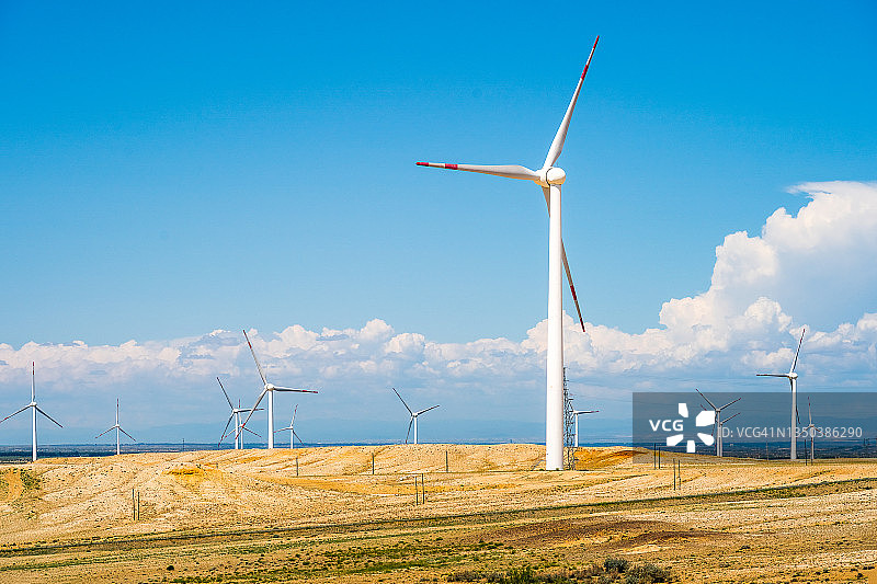 中国新疆维吾尔自治区沙漠边缘的风力涡轮机。图片素材