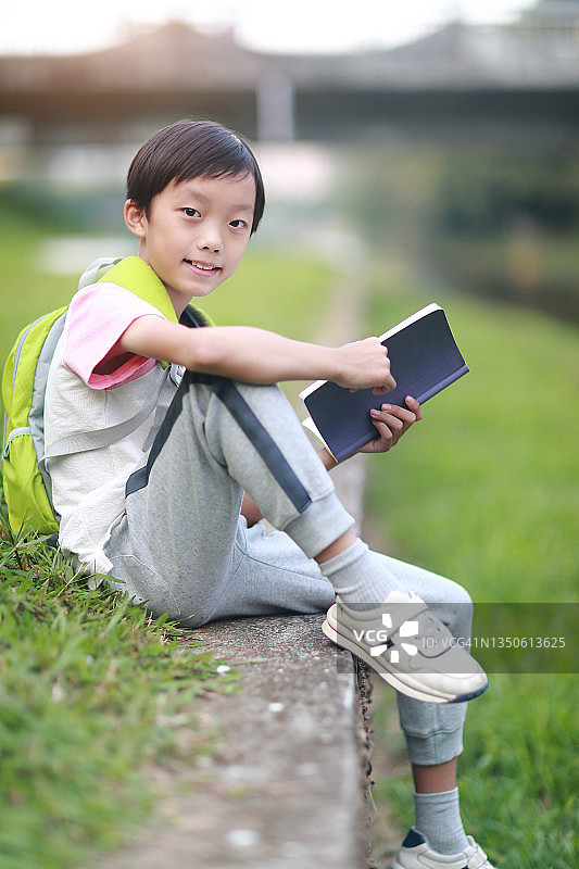 小男孩背着书包走回学校图片素材