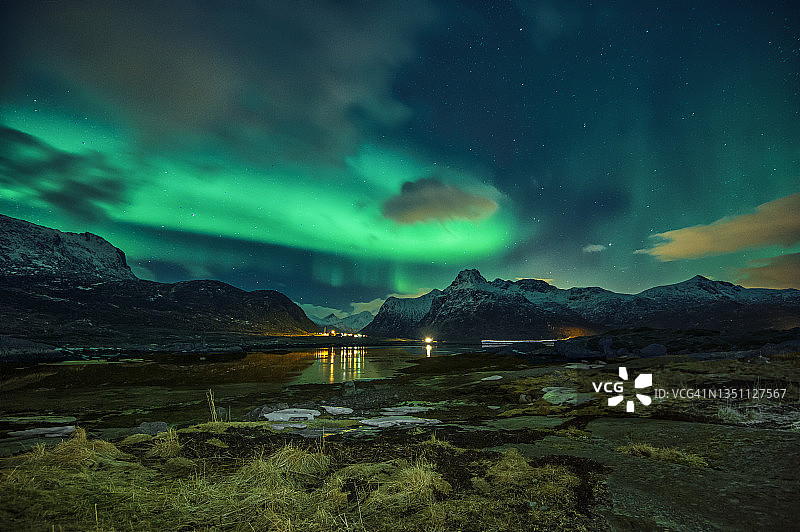 挪威北国，弗拉克斯塔德，罗浮敦，乡村景观上的北极光图片素材