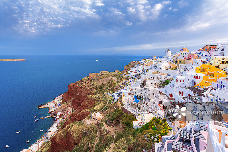 希腊圣托里尼岛岛。在爱琴海的破火山口上，有着蓝色穹顶的传统而著名的房屋和教堂图片素材
