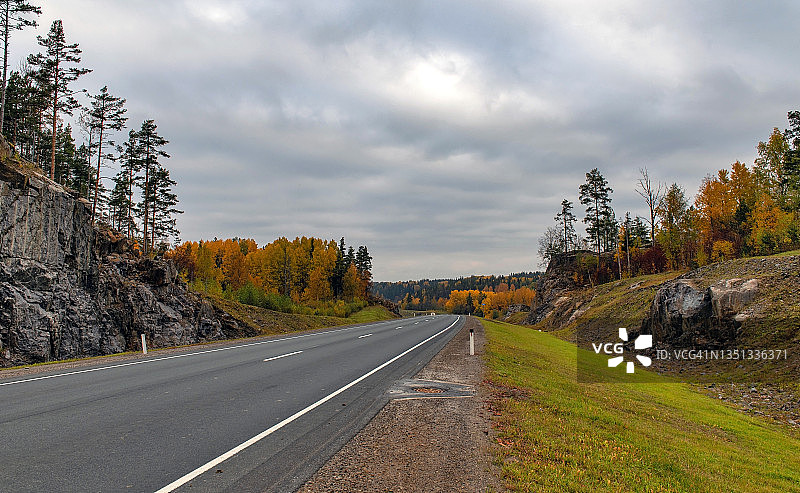 高速公路在五彩缤纷的秋天森林图片素材