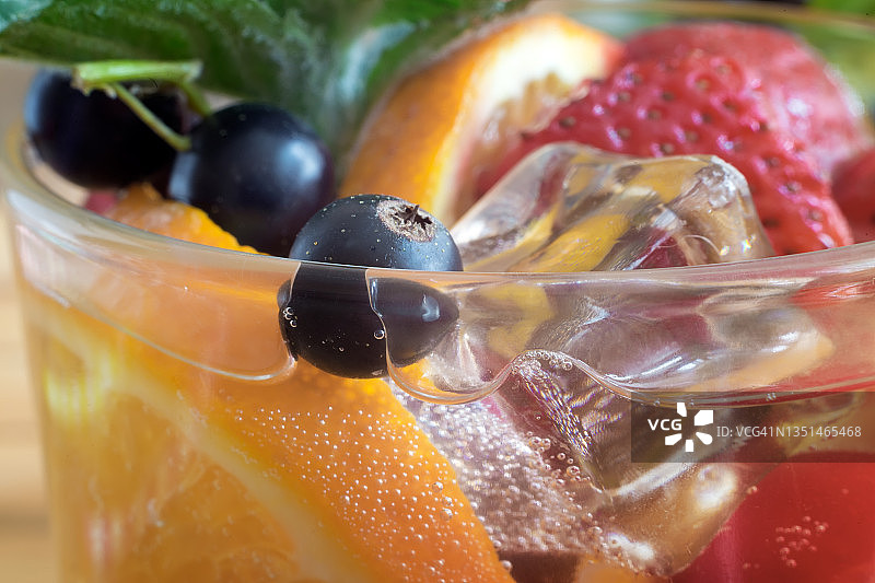 自制的夏日清新水果和浆果鸡尾酒。图片素材