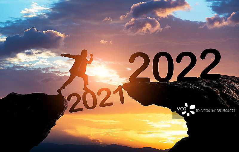 商人从2021年的悬崖跳到了2022年图片素材