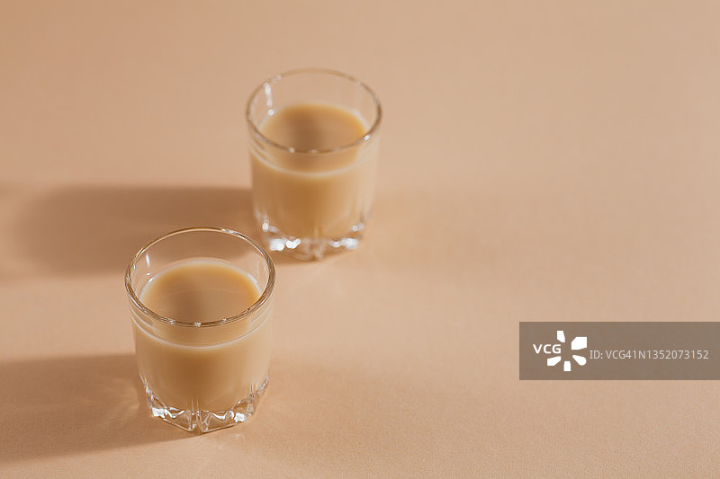 短杯爱尔兰奶油酒或咖啡利口酒浅米色背景图片素材