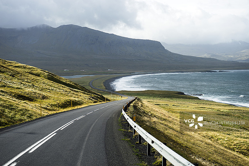 蜿蜒的海岸公路在Grundarfjörður图片素材