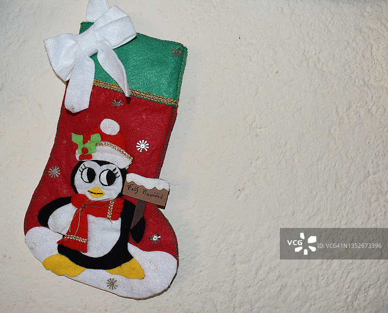 圣诞袜上装饰着一只企鹅图片素材