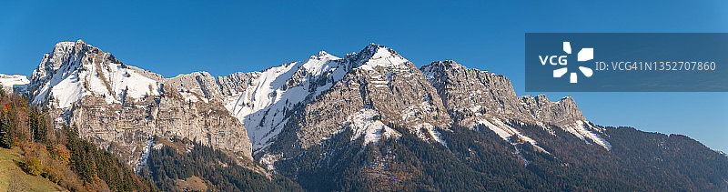 冰雪覆盖的山脉全景图片素材