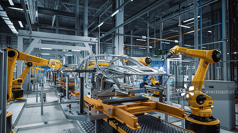 汽车工厂3D概念:自动化机器人手臂装配线制造先进的高科技绿色能源电动汽车。建筑，建筑，焊接工业生产输送机。特写镜头图片素材