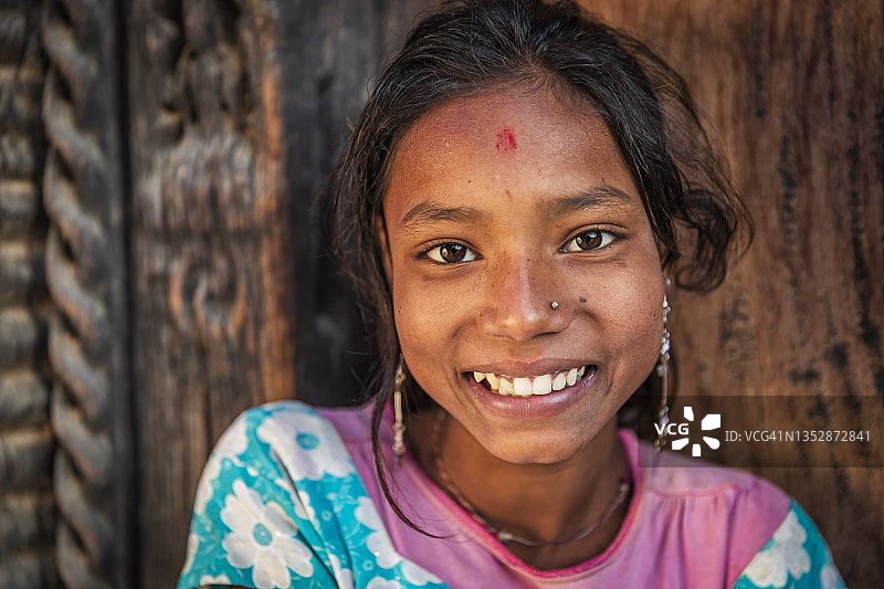 在尼泊尔的巴德岗，快乐的尼泊尔女孩的肖像图片素材