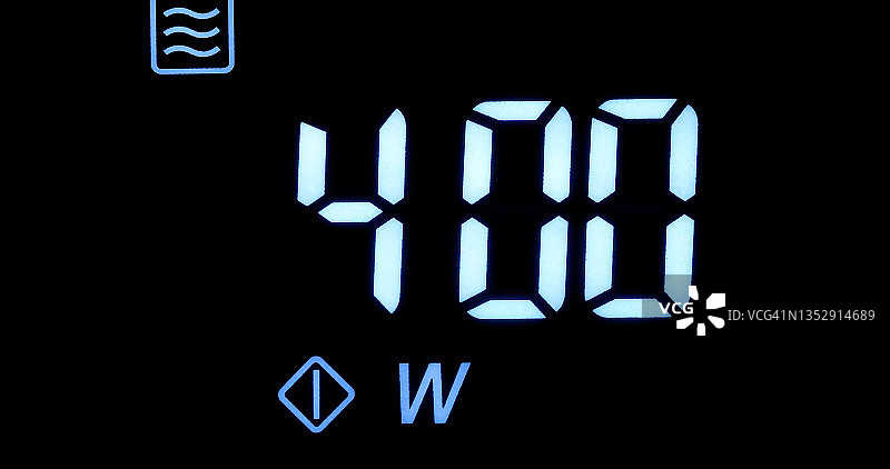 前定时器的微波炉与功率的数字。图片素材