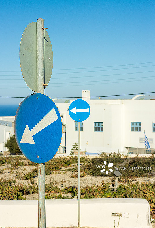 希腊南爱琴海群岛圣托里尼岛附近的Pyrgos Kallistis方向路标图片素材