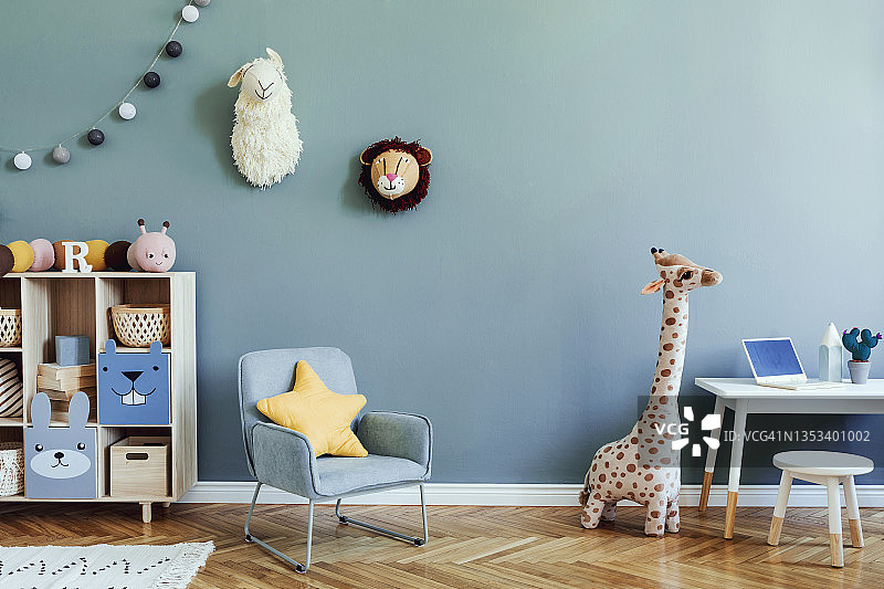 可爱的现代室内游戏室与婴儿配件和玩具。斯堪的纳维亚儿童房与复制空间。模板。图片素材