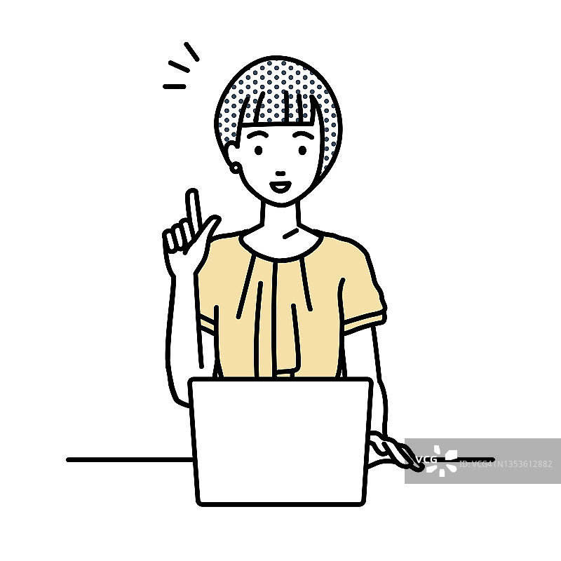 一个女人在休闲的工作风格使用笔记本电脑与手指手势在她的桌子上的想法图片素材